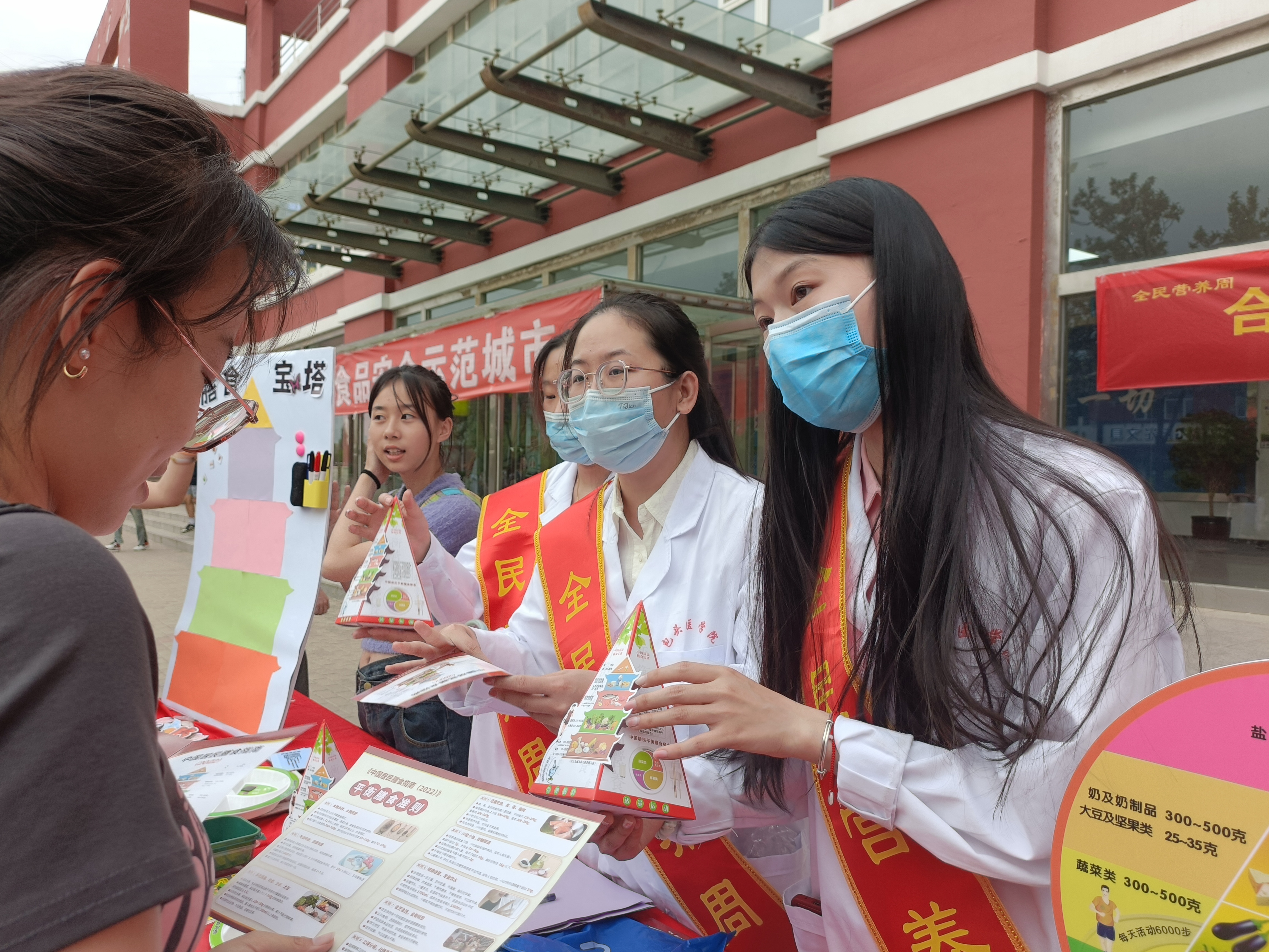 5.18包頭醫學(xué)院營(yíng)養宣傳科普團隊在包頭醫學(xué)院向同學(xué)們宣傳營(yíng)養知識2.jpg