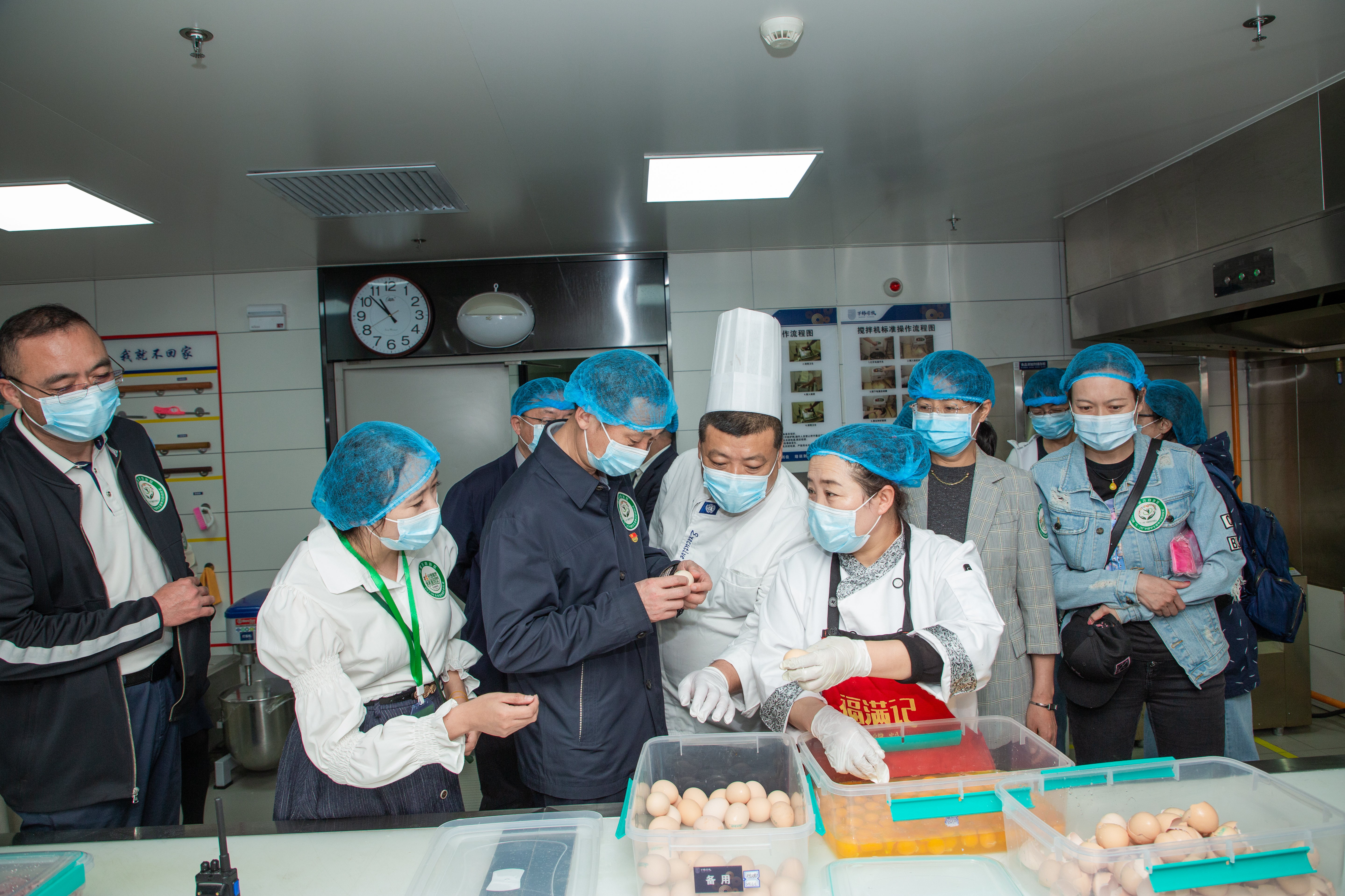 5.17內蒙古自治區衛生健康委副主任常青實(shí)地考督導營(yíng)養食堂建設.jpg