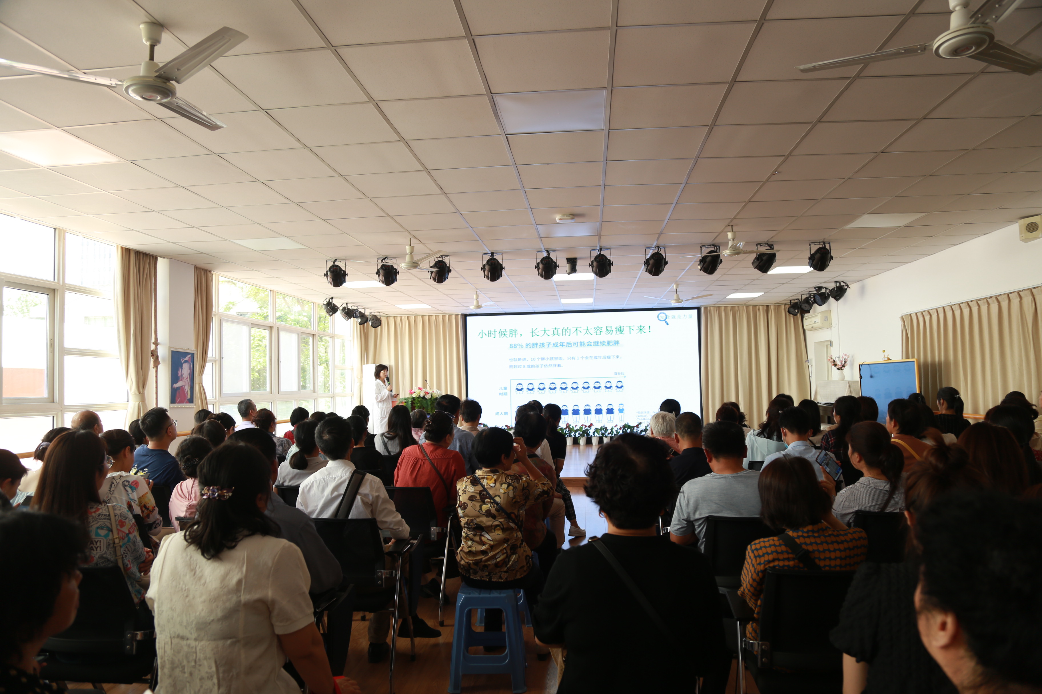 5.13 西安交通大學(xué)第一附屬醫院幼兒園鮮瑤營(yíng)養師給學(xué)生家長(cháng)進(jìn)行“知食”就是力量講座1.jpg