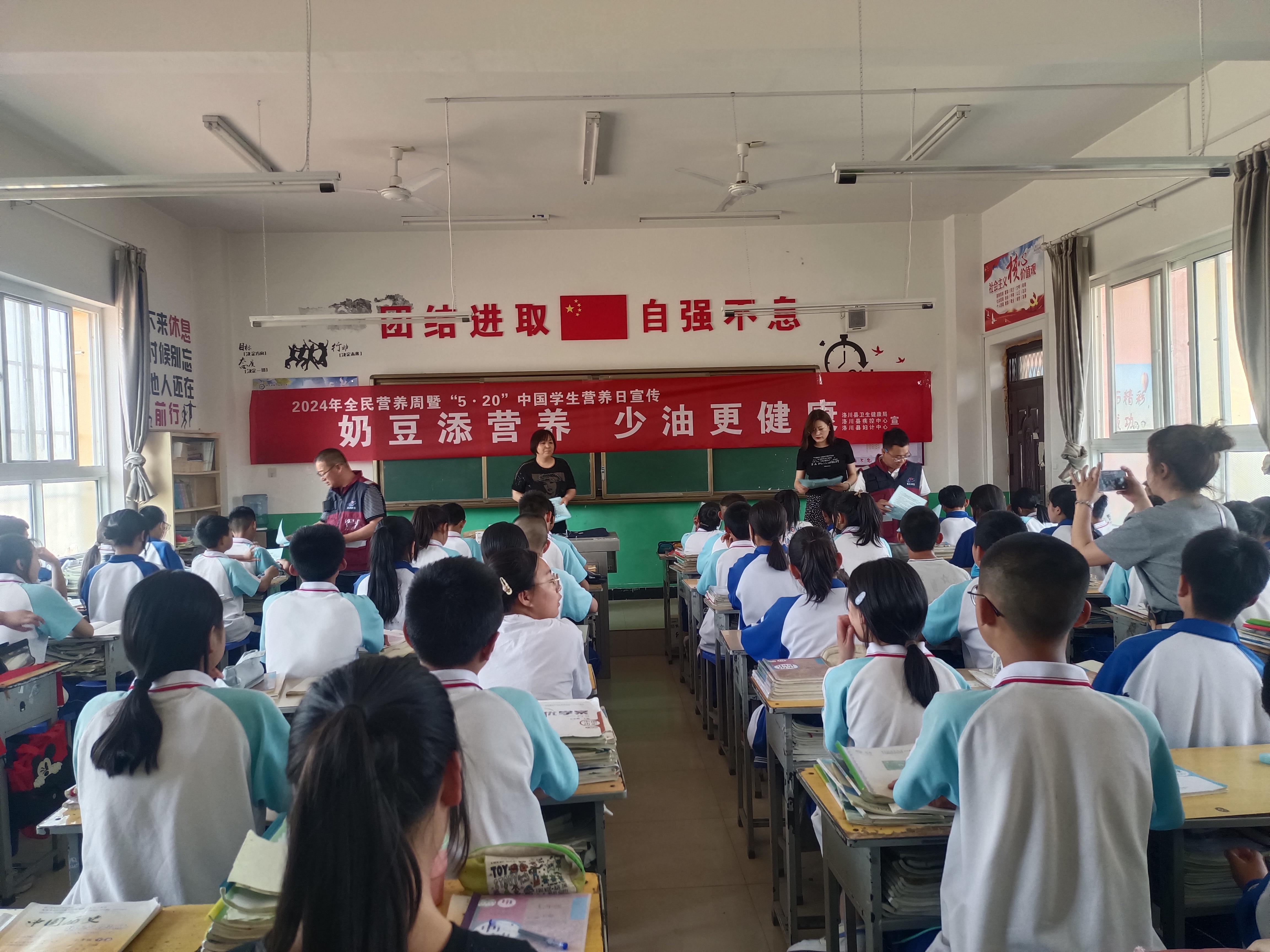 洛川縣疾病預防控制中心+進(jìn)校園開(kāi)展營(yíng)養宣傳.jpg