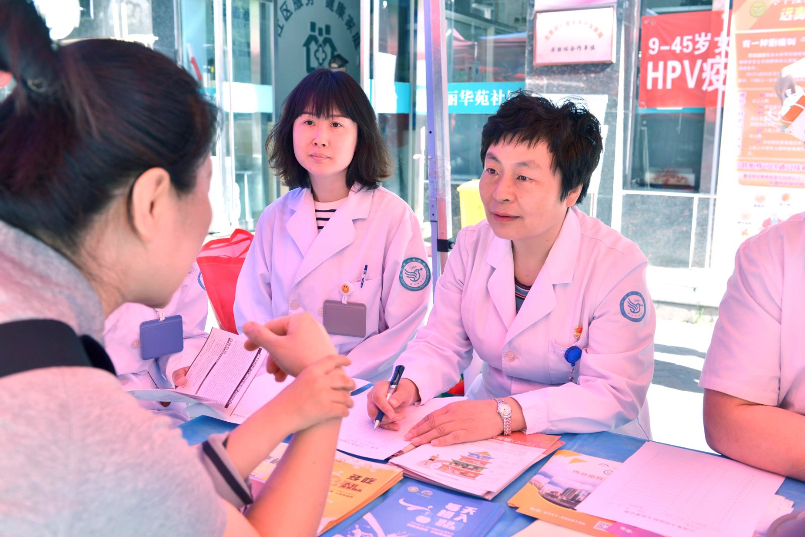 5月15日 省人民醫院營(yíng)養科聯(lián)合多個(gè)臨床科室在麗華苑小區義診3.jpg