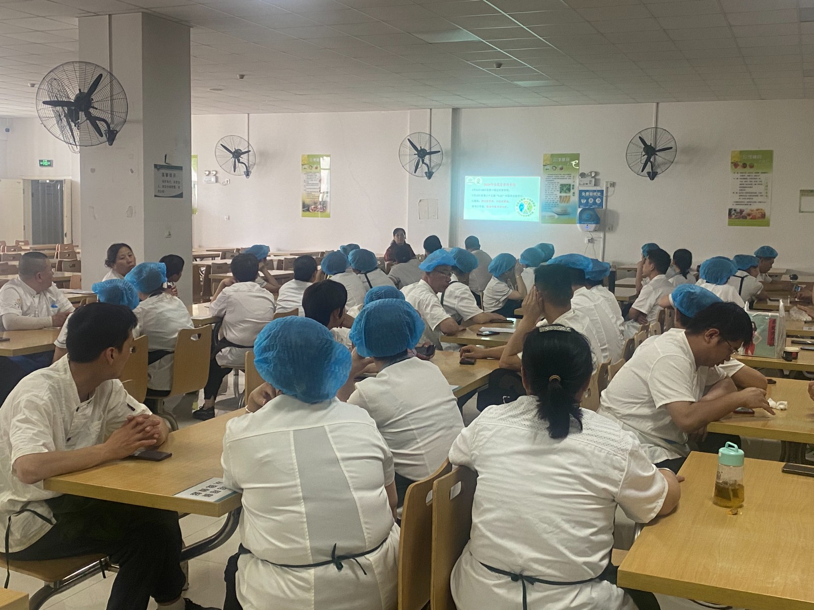 2024.5.15 臨汾市人民醫院餐廳員工少油少鹽營(yíng)養知識培訓 武恩翠 陳小梅 (1).jpg