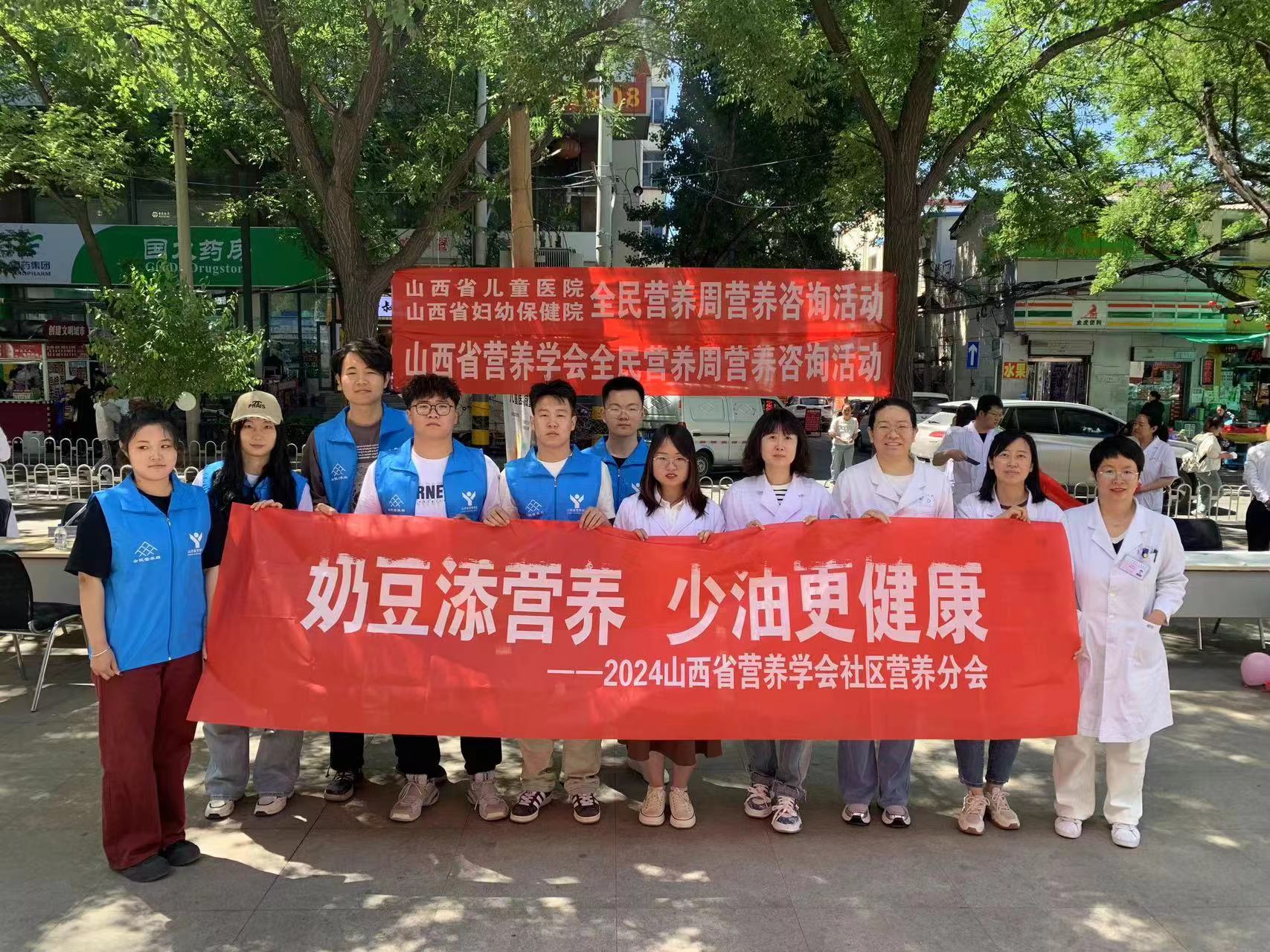 5月12日 省人民醫院營(yíng)養科在兒童醫院門(mén)診樓前義診.jpg