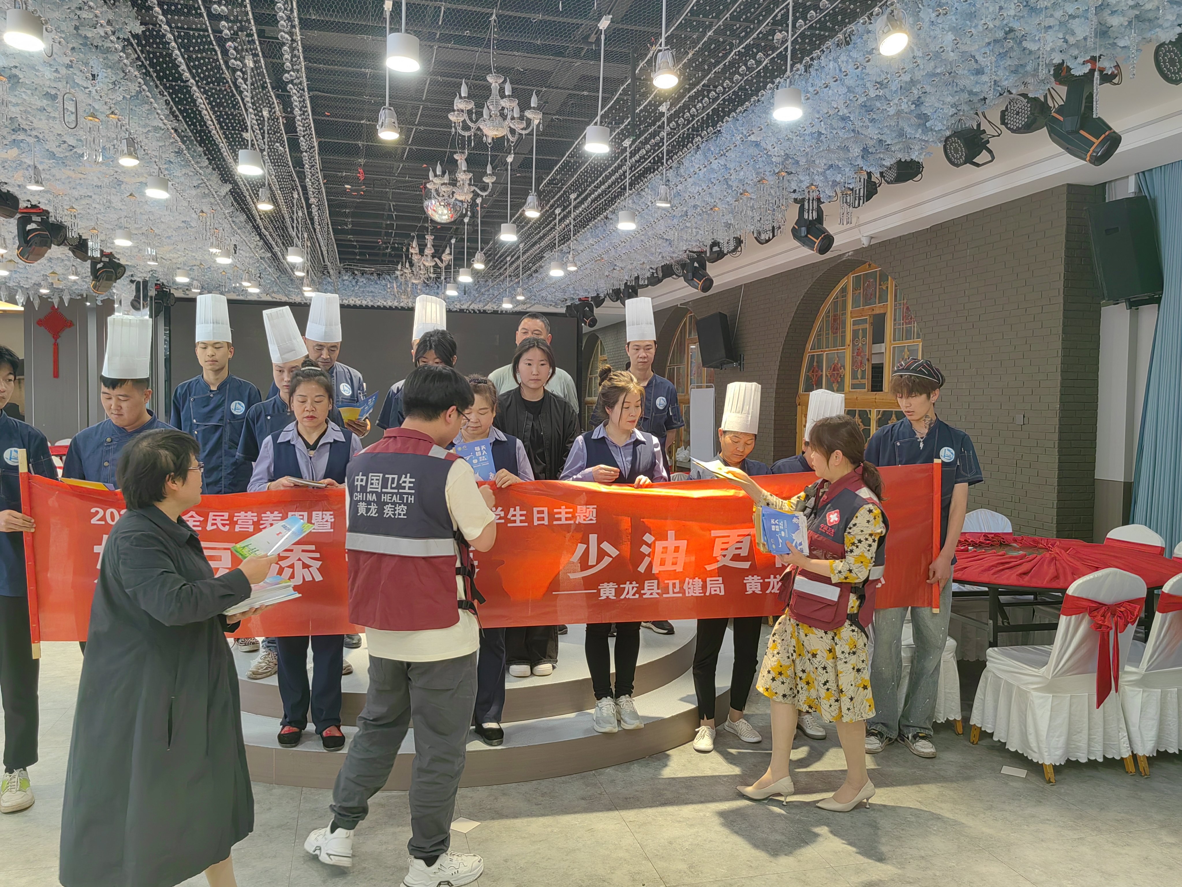 延安市黃龍縣疾控中心+對酒店廚師開(kāi)展營(yíng)養宣傳.jpg