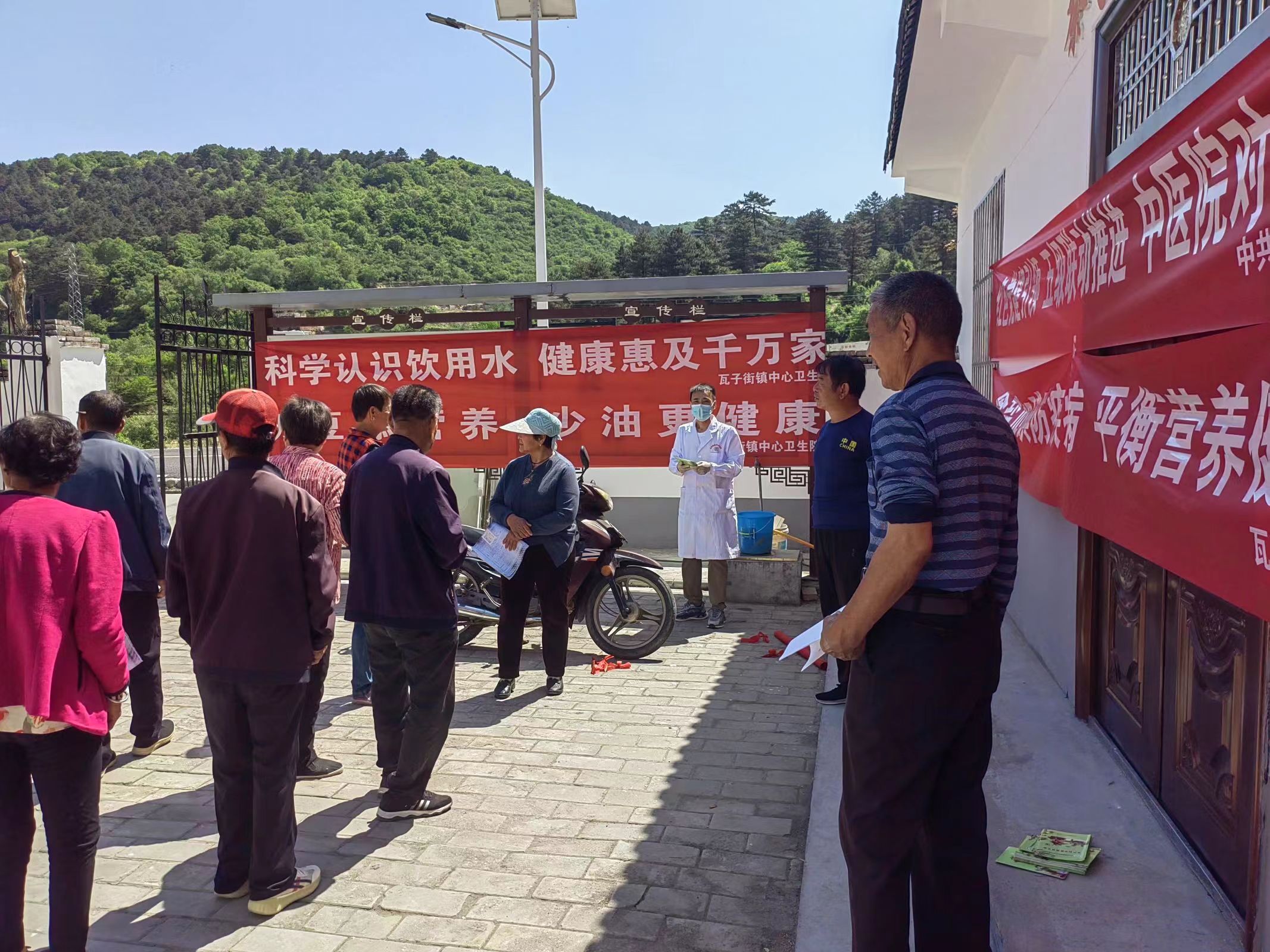 延安市黃龍縣瓦子衛生院+到居委會(huì )開(kāi)展營(yíng)養周宣傳.jpg