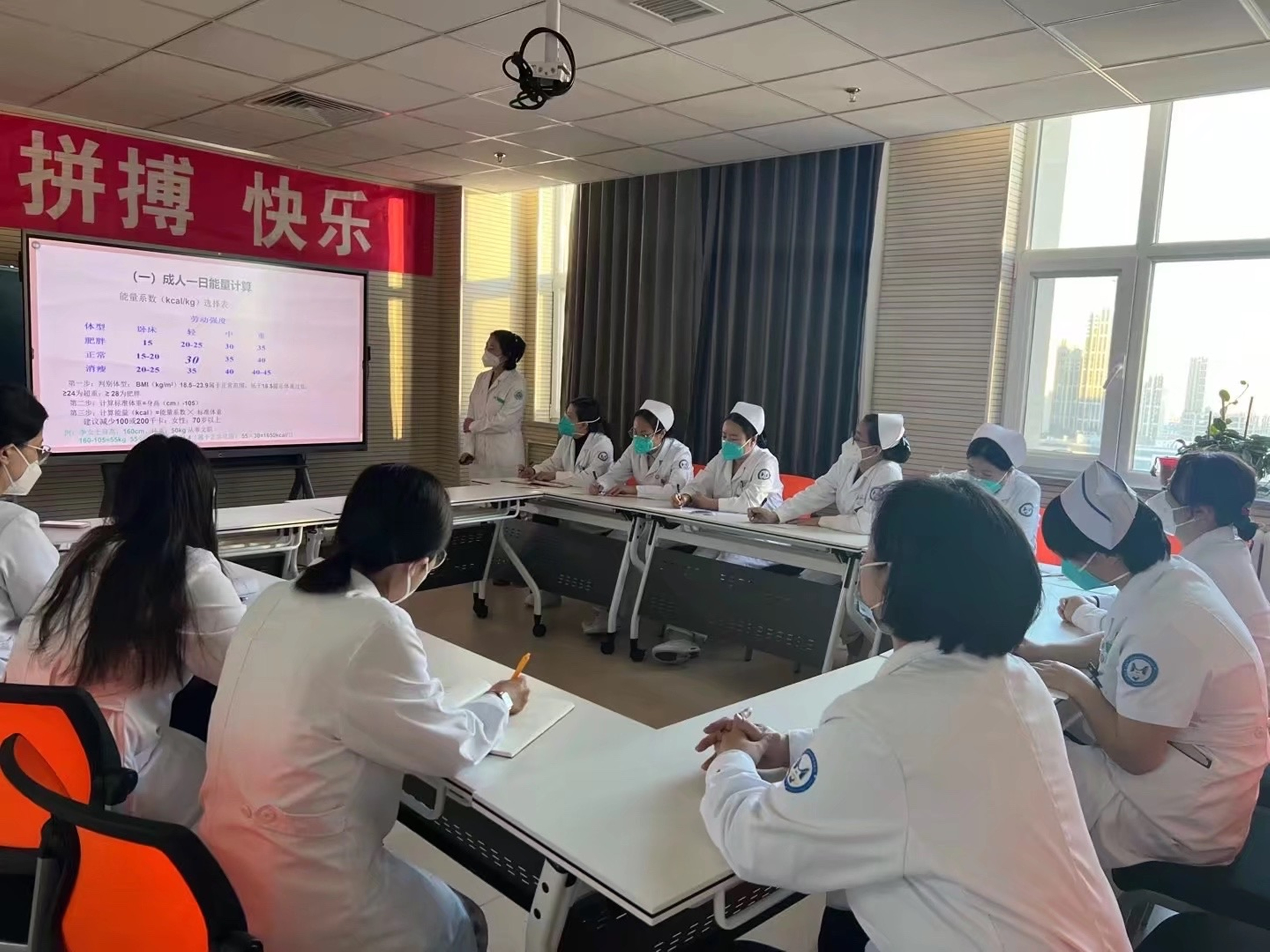 5.16 內蒙古民族大學(xué)附屬醫院 臨床營(yíng)養科人員給內分泌科醫護人員講如何配置糖尿病餐.jpg
