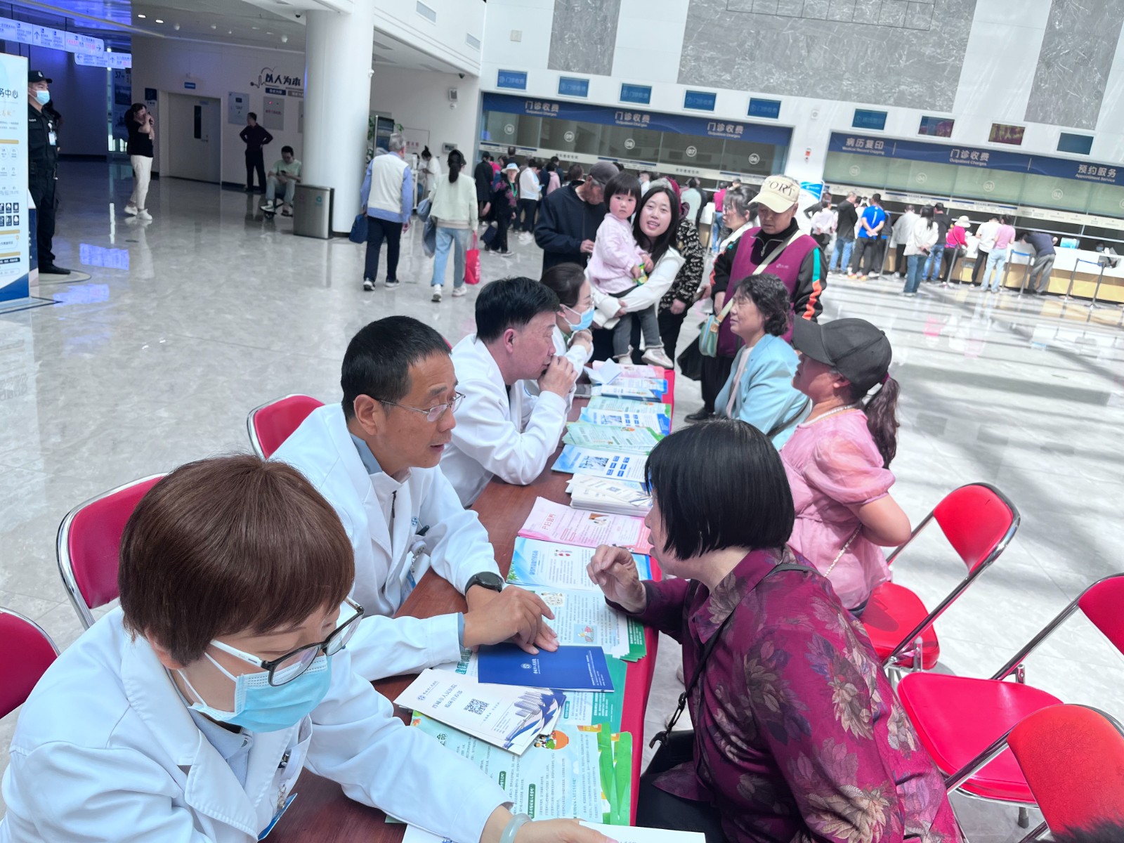 2024.5.13晉城市人民醫院門(mén)診大廳 臨床營(yíng)養部全體醫護 義診+科普活動(dòng) (4).jpg