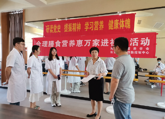河北省營(yíng)養學(xué)會(huì )馬玉霞理事長(cháng)給社 區醫生和學(xué)生講解營(yíng)養知識